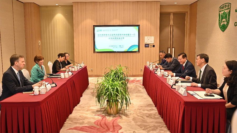 座谈会.jpg
